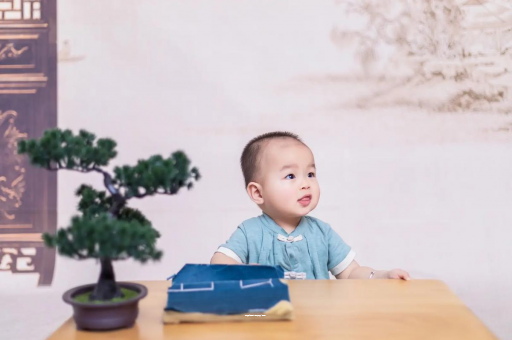 伊川怀孕肚子中间凹两边凸